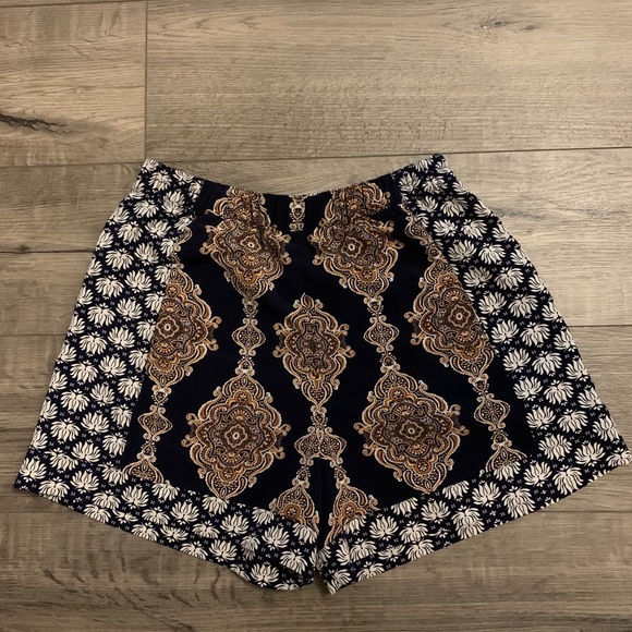 H&M High Waisted Flowy Mandela Print Shorts - Picture 2 of 6